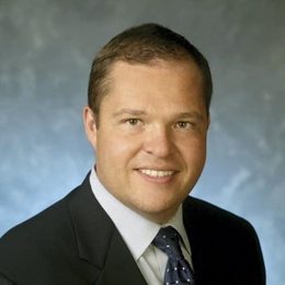 当地时间 2 月 26 日，美国参议院以 56 票赞成、43 票反对确认贾米森·格里尔担任美国贸易代表，格里尔是一位拥有国际贸易法专业背景的律师，曾在特朗普的首个总统任期内担任前美国贸易代表罗伯特·莱特希泽的幕僚长。